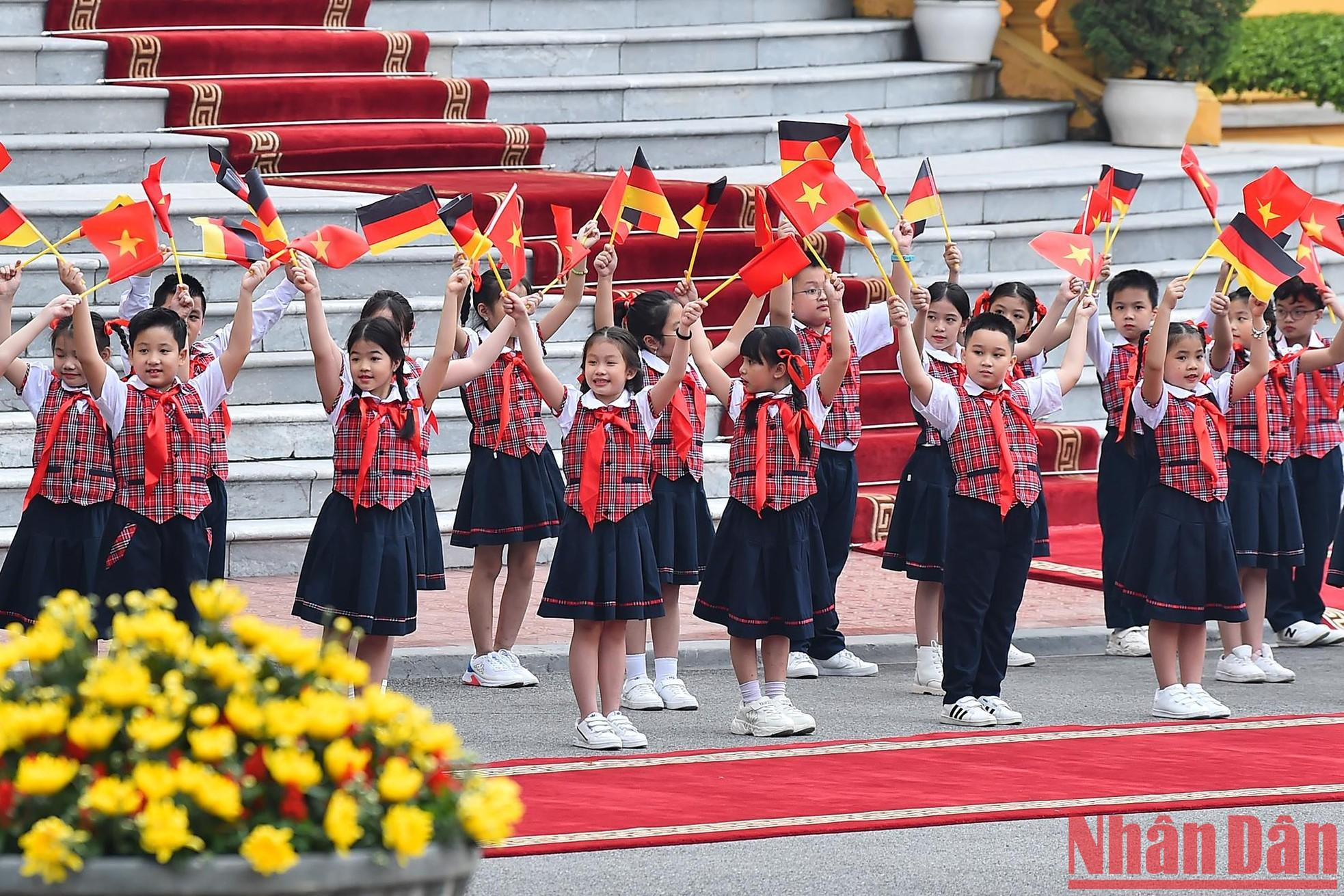 Niños capitalinos dan bienvenida al canciller alemán, Olaf Scholz. Niños capitalinos dan bienvenida al canciller alemán, Olaf Scholz.