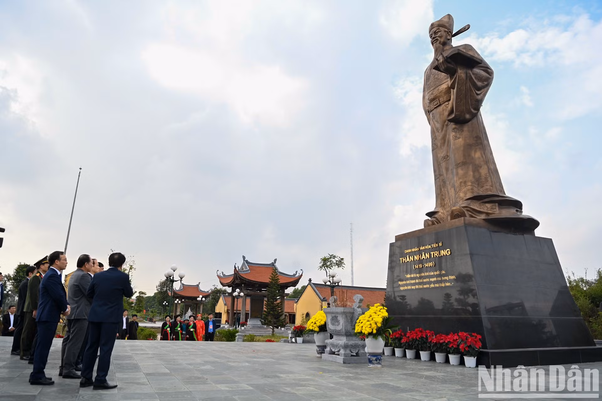 Antes, Dinh Hue ofrece incienso en el templo del doctor Than Nhan Trung.