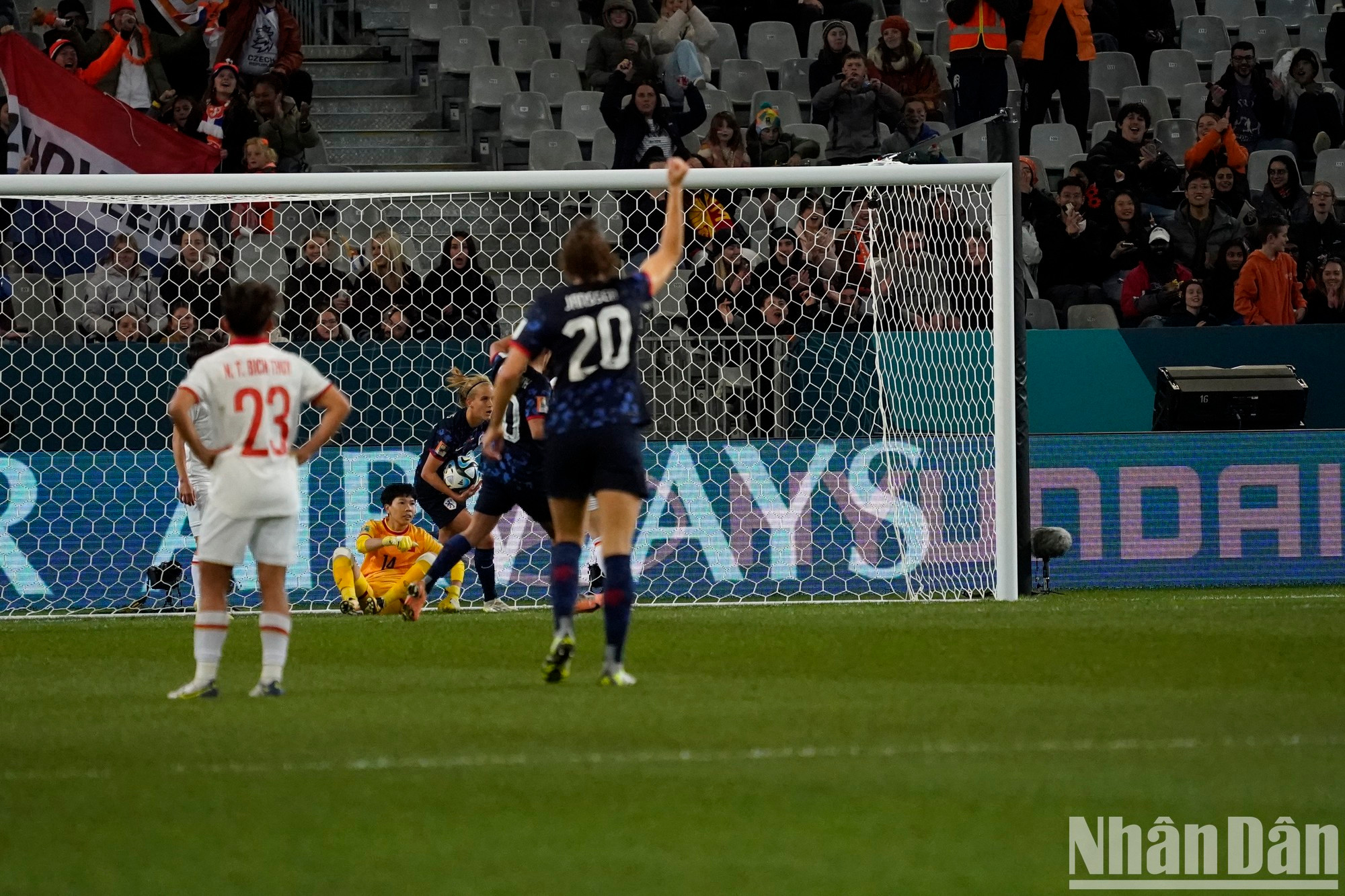 Apenas tres minutos después, la delantera Katja Snoeijs recibió un pase de Danielle van de Donk y batió a la guardameta Kim Thanh. Apenas tres minutos después, la delantera Katja Snoeijs recibió un pase de Danielle van de Donk y batió a la guardameta Kim Thanh.