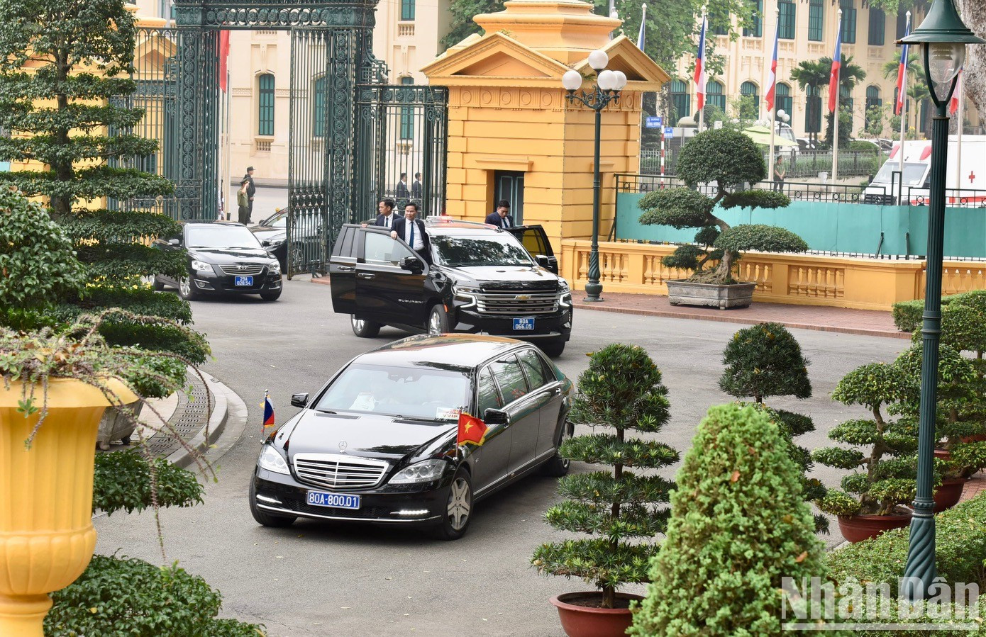 El primer ministro de Checa, Petr Fiala, al frente de una delegación de alto nivel, llega al Palacio Presidencial. El primer ministro de Checa, Petr Fiala, al frente de una delegación de alto nivel, llega al Palacio Presidencial.