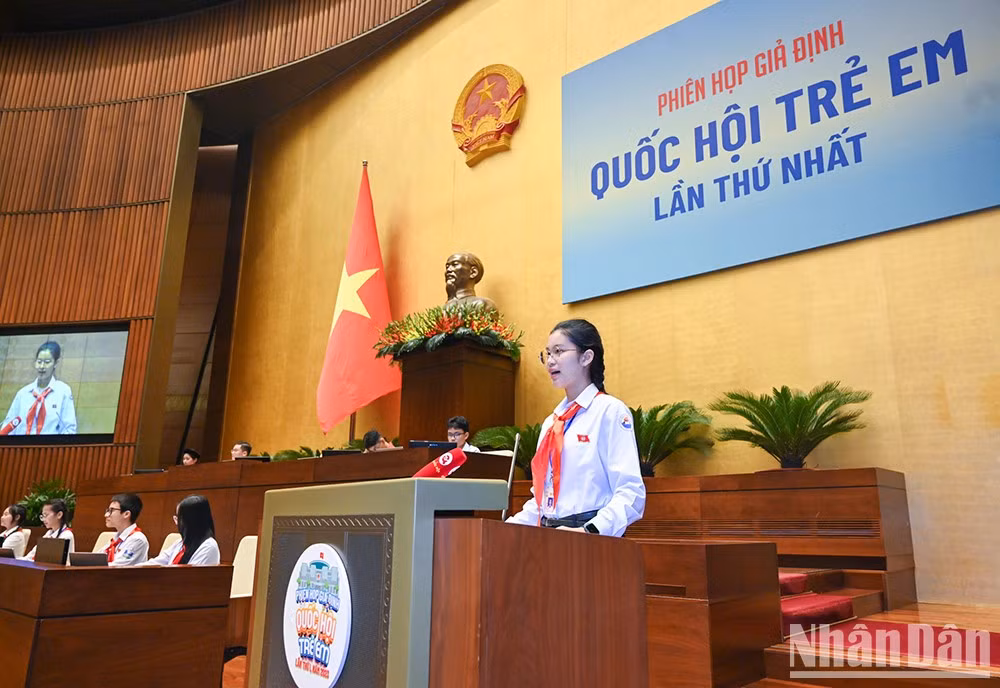 [Foto] Niños vietnamitas participan en simulacro de reunión de la Asamblea Nacional ảnh 4