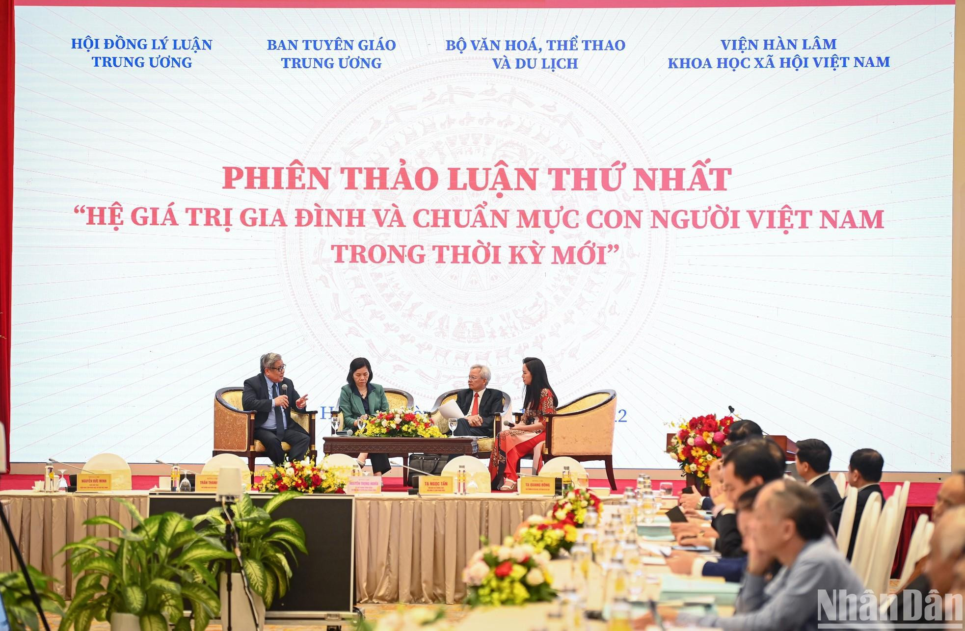 La mesa redonda cierra la primera sesión de discusión. La segunda se lleva a cabo en la tarde del mismo día con el tema “Sistema de valores nacional y culturales”. La mesa redonda cierra la primera sesión de discusión. La segunda se lleva a cabo en la tarde del mismo día con el tema “Sistema de valores nacional y culturales”.