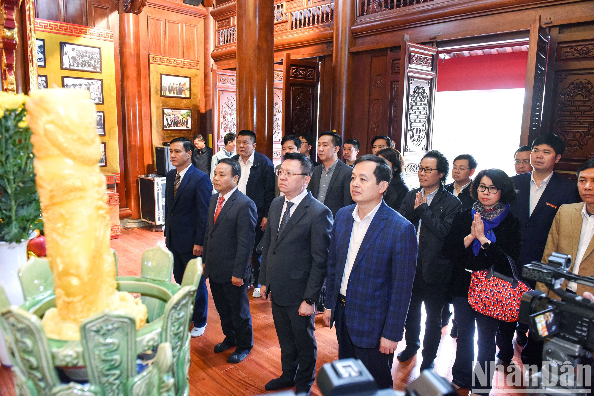 Los delegados rinden homenaje al Tío Ho.