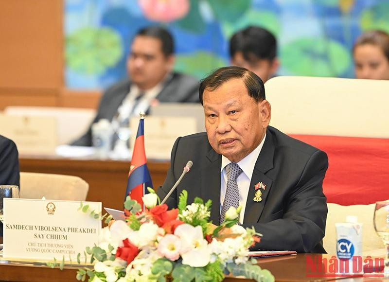 Samdech Say Chhum interviene en la reunión. Samdech Say Chhum interviene en la reunión.