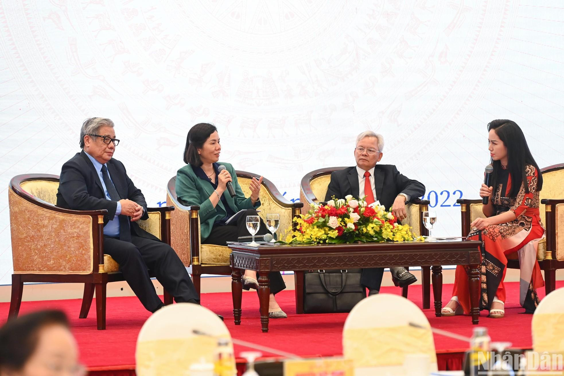 En la sesión de la mesa redonda, los delegados debaten temas relacionados con los valores familiares y los estándares humanos. En la sesión de la mesa redonda, los delegados debaten temas relacionados con los valores familiares y los estándares humanos.