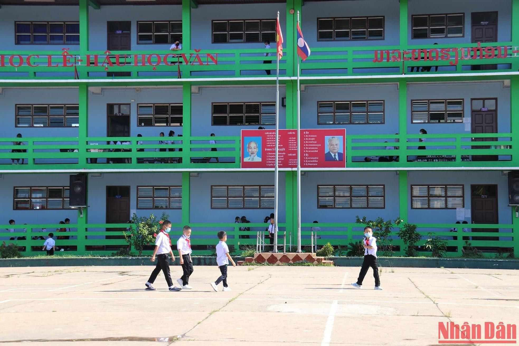 La escuela tiene dos bloques de edificios de tres pisos con 30 aulas y un campus de más de una hectárea. La escuela tiene dos bloques de edificios de tres pisos con 30 aulas y un campus de más de una hectárea.