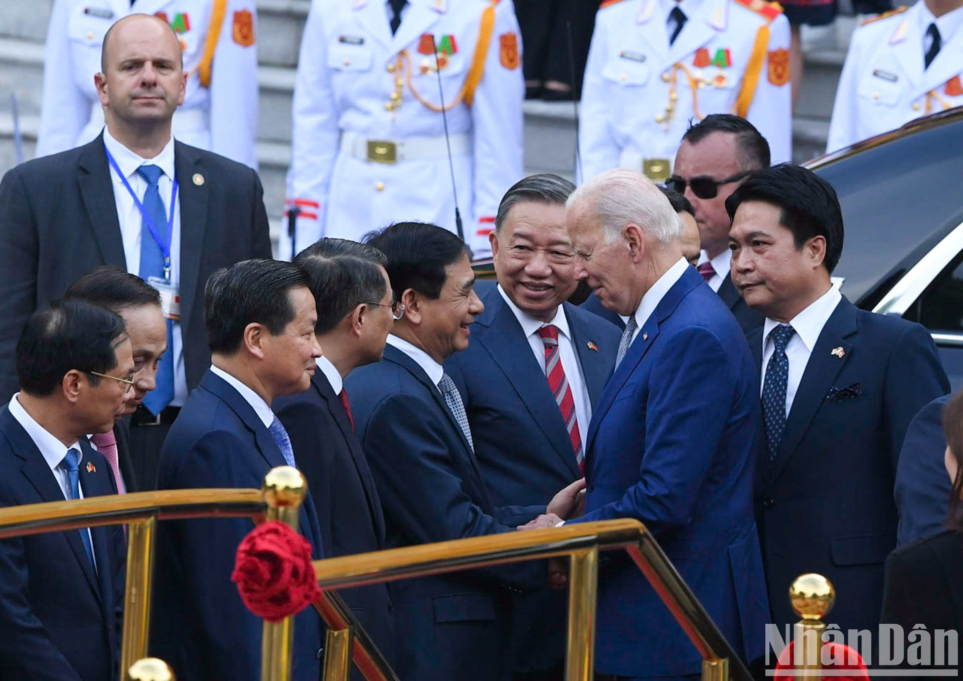 Delegados vietnamitas reciben al visitante estadounidense.