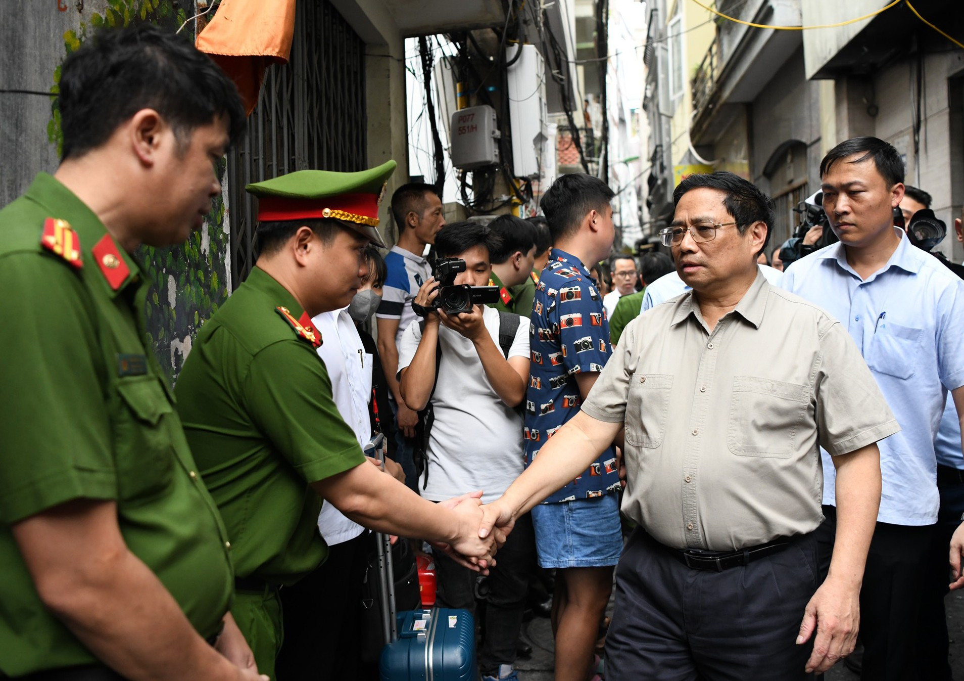 Minh Chinh animan a las fuerzas funcionales implicadas en la lucha contra el fuego y a superar las consecuencias. Minh Chinh animan a las fuerzas funcionales implicadas en la lucha contra el fuego y a superar las consecuencias.