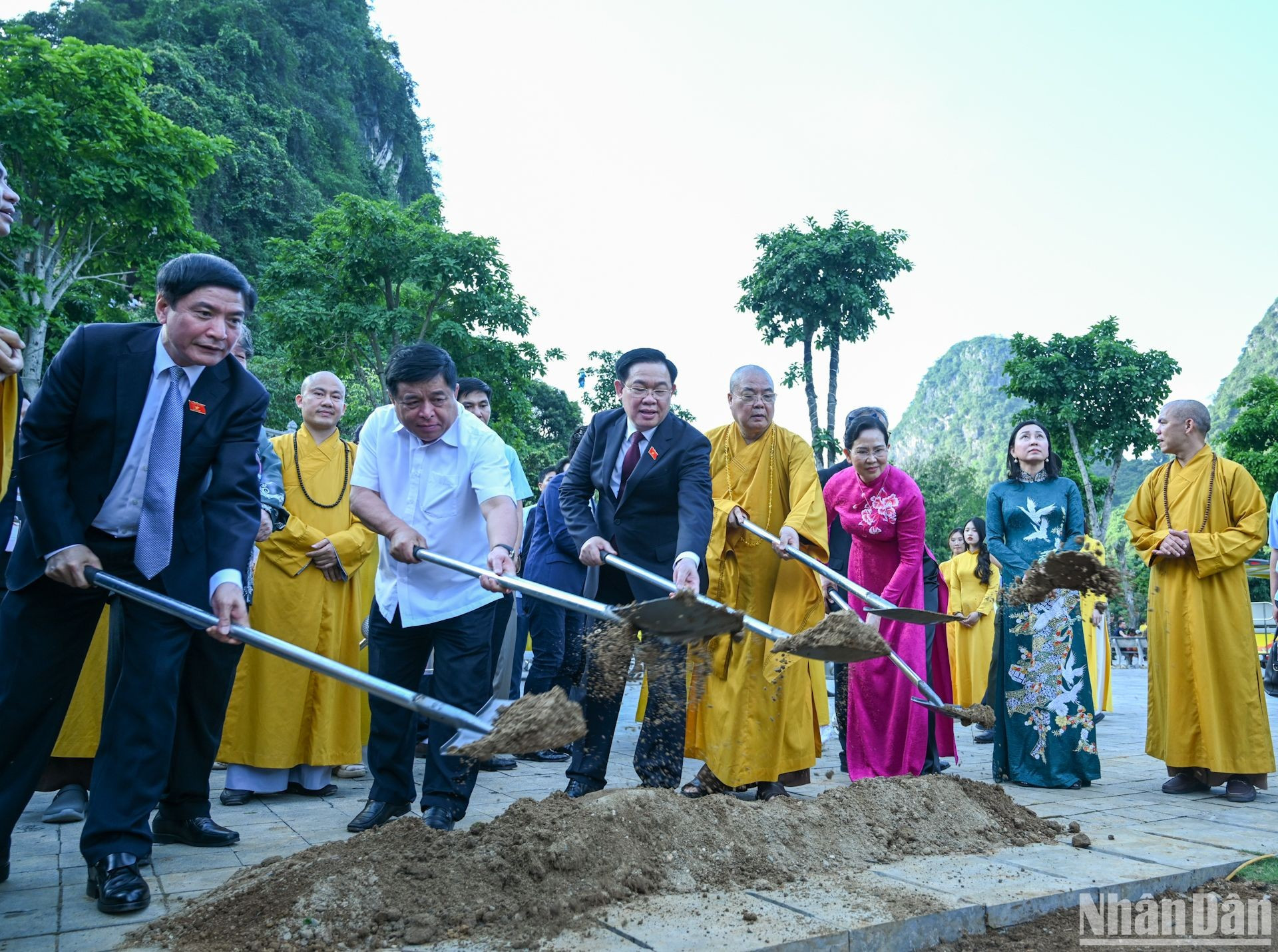 Dinh Hue planta un árbol en la zona turística de Tam Chuc. Dinh Hue planta un árbol en la zona turística de Tam Chuc.
