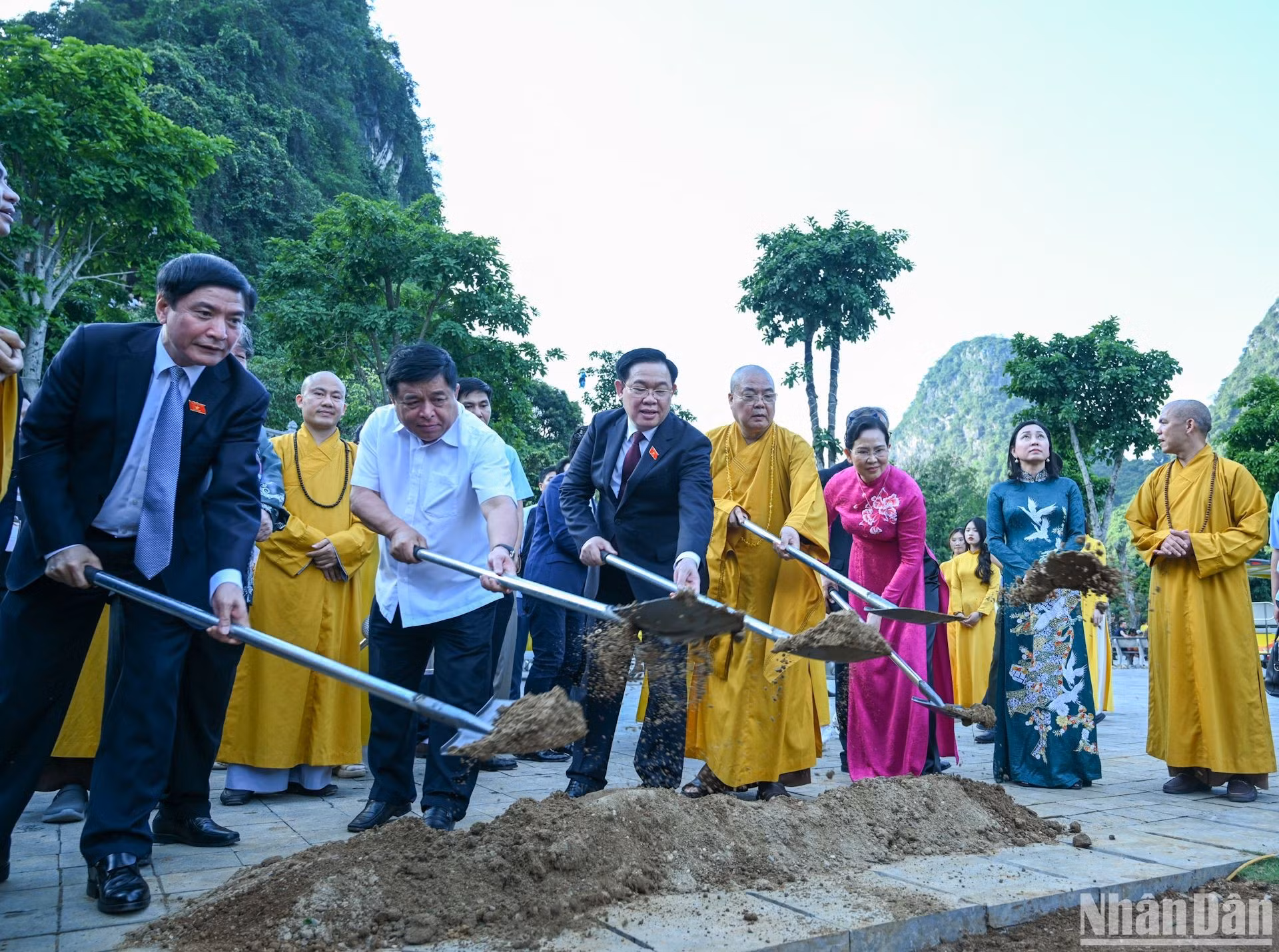 Dinh Hue planta un árbol en la zona turística de Tam Chuc.