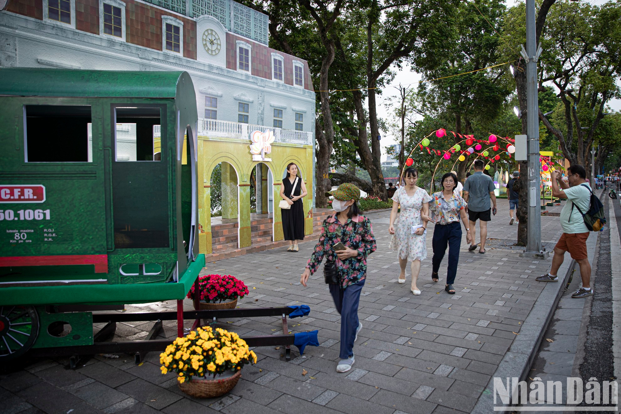 El programa recrea el día en que el Ejército Popular de Vietnam tomó el control de la capital y exhibe modelos sobre los lugares emblemáticos de Hanói. El programa recrea el día en que el Ejército Popular de Vietnam tomó el control de la capital y exhibe modelos sobre los lugares emblemáticos de Hanói.