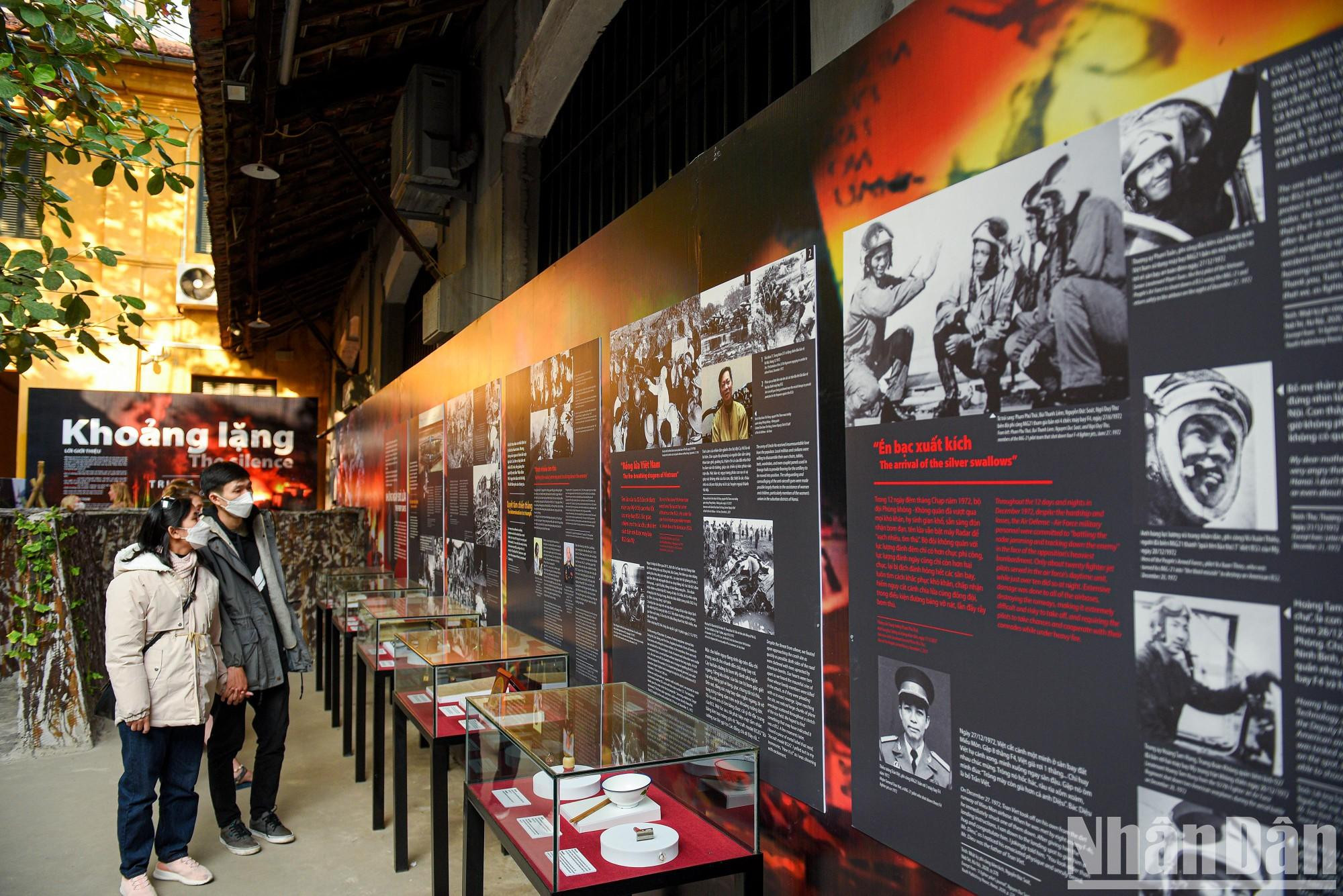 La exposición atrae la atención del público.