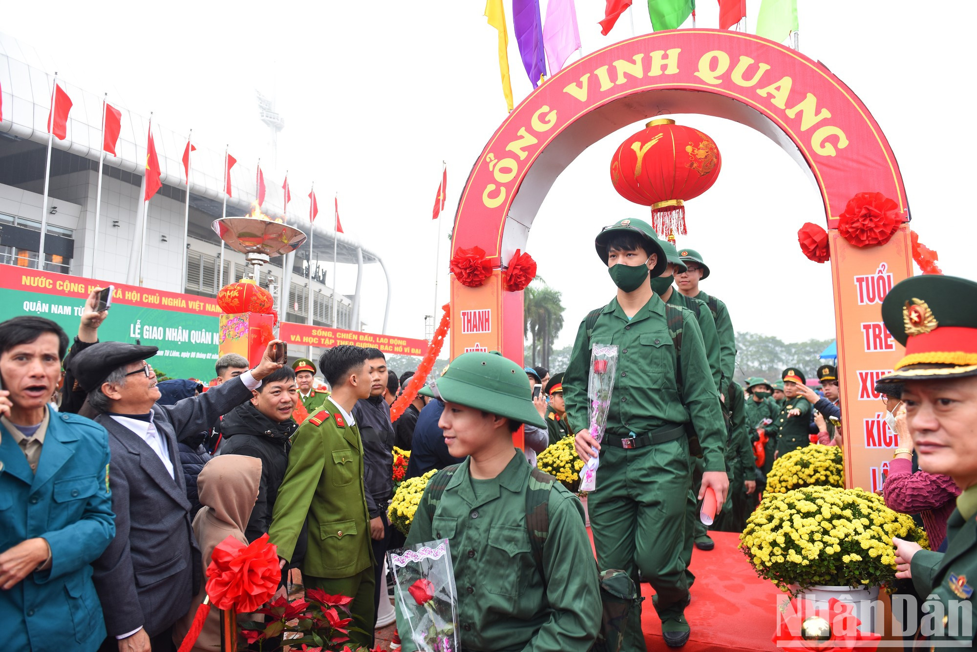 Momento en que los jóvenes cruzan la Puerta de la Gloria para abordar los vehículos que los conducirán a sus unidades. Momento en que los jóvenes cruzan la Puerta de la Gloria para abordar los vehículos que los conducirán a sus unidades.