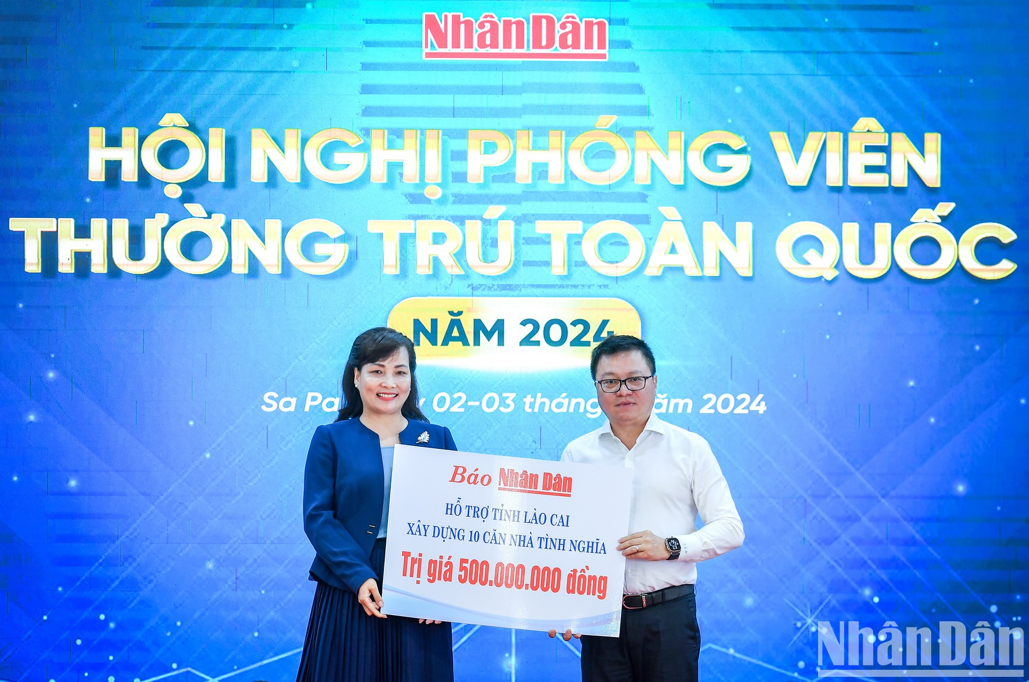 El periódico Nhan Dan otorga una ayuda financiera para apoyar la construcción de 10 casas de caridad en la provincia de Lao Cai. El periódico Nhan Dan otorga una ayuda financiera para apoyar la construcción de 10 casas de caridad en la provincia de Lao Cai.