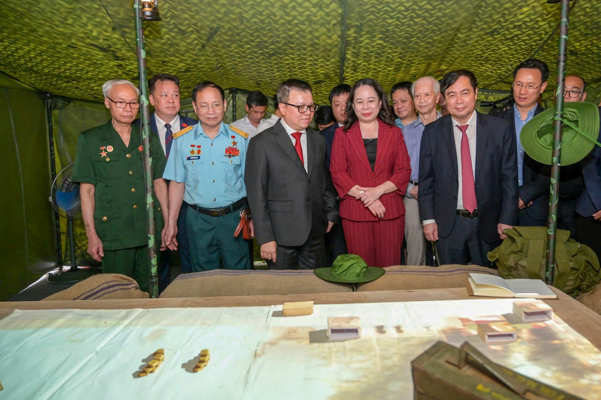 Los delegados visitan el espacio expositivo.