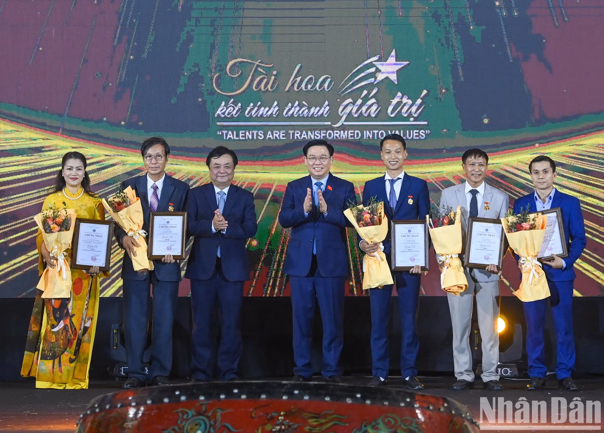 El presidente de la Asamblea Nacional, Vuong Dinh Hue, y el ministro de Agricultura y Desarrollo Rural, Le Minh Hoan, otorgan el premio A del Concurso de Productos Artesanales de Vietnam 2023. El presidente de la Asamblea Nacional, Vuong Dinh Hue, y el ministro de Agricultura y Desarrollo Rural, Le Minh Hoan, otorgan el premio A del Concurso de Productos Artesanales de Vietnam 2023.
