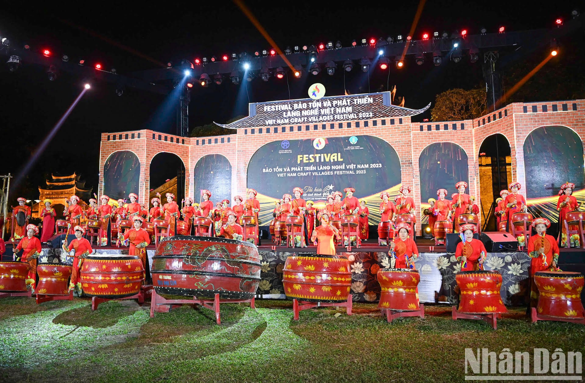 La actuación de la aldea de fabricación de tambores de Doi Tam abre la ceremonia de apertura del evento. La actuación de la aldea de fabricación de tambores de Doi Tam abre la ceremonia de apertura del evento.