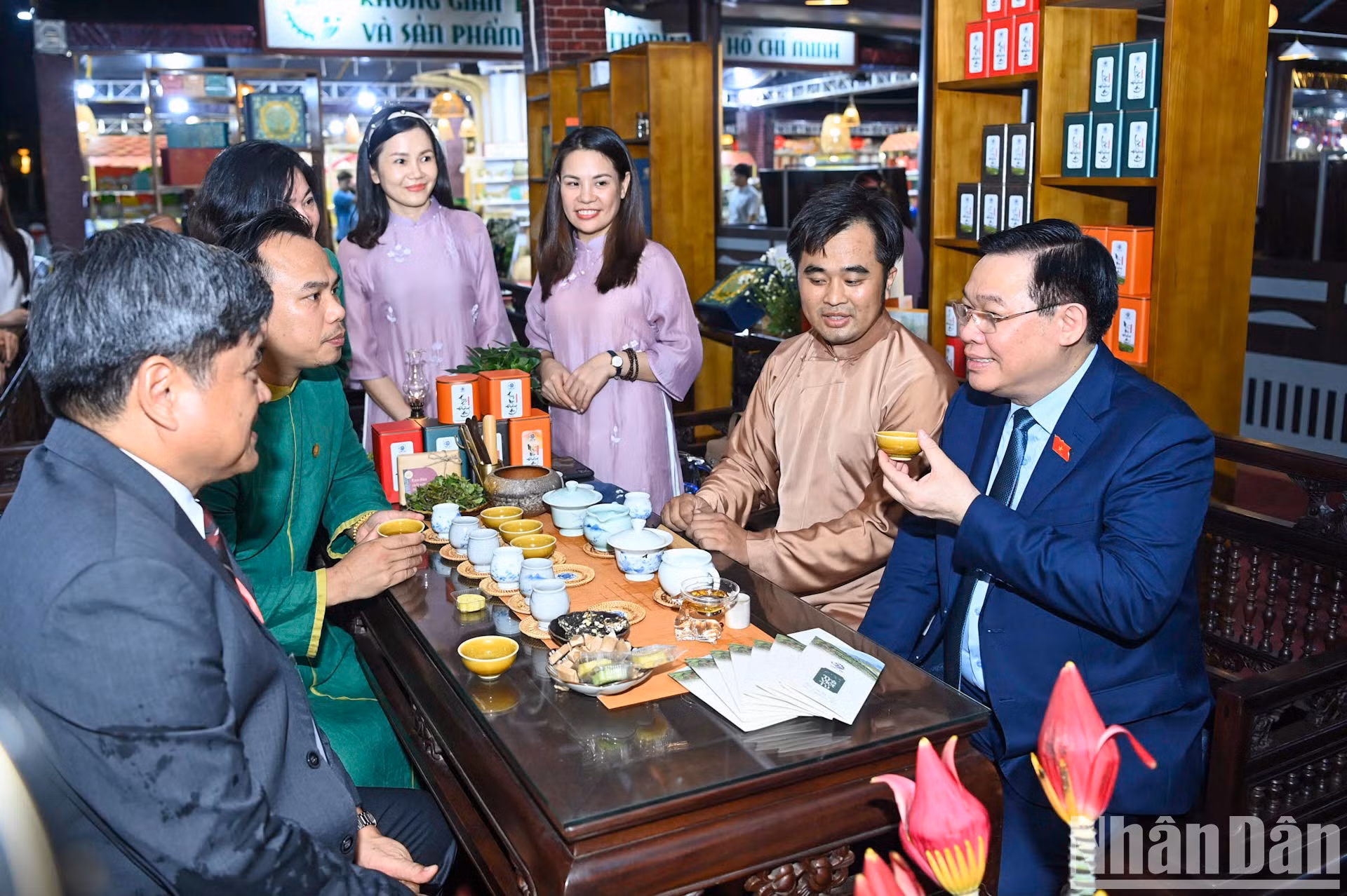 Dinh Hue disfruta de un té en el área de exhibición de productos del Festival. Dinh Hue disfruta de un té en el área de exhibición de productos del Festival.