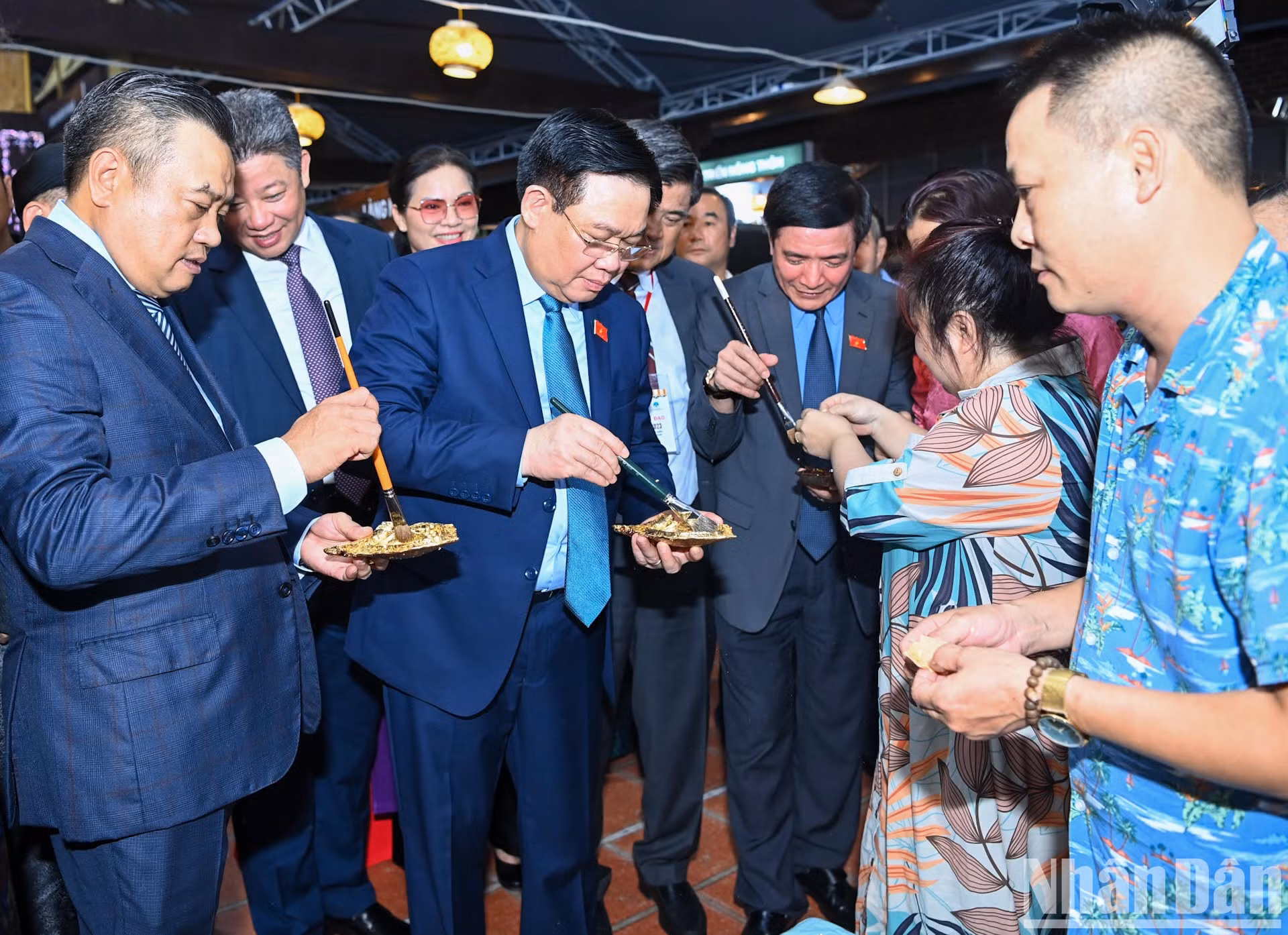 Dinh Hue visita el puesto de la aldea de oficio de chapado de oro de Kieu Ky, en el distrito de Gia Lam. Dinh Hue visita el puesto de la aldea de oficio de chapado de oro de Kieu Ky, en el distrito de Gia Lam.