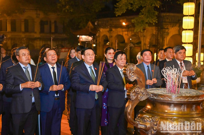 El presidente de la Asamblea Nacional, Vuong Dinh Hue, y otros delegados ofrecen inciensos en el Palacio Kinh Thien. El presidente de la Asamblea Nacional, Vuong Dinh Hue, y otros delegados ofrecen inciensos en el Palacio Kinh Thien.