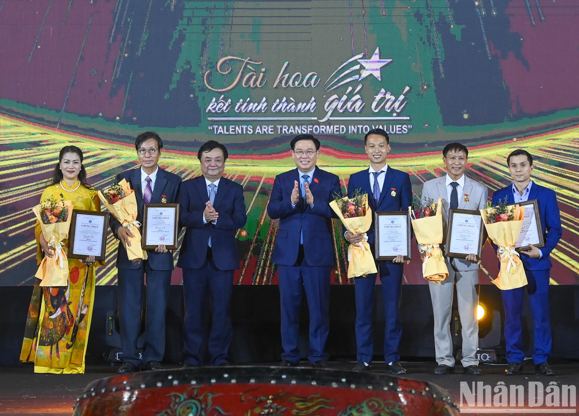 El presidente de la Asamblea Nacional, Vuong Dinh Hue, y el ministro de Agricultura y Desarrollo Rural, Le Minh Hoan, otorgan el premio A del Concurso de Productos Artesanales de Vietnam 2023. El presidente de la Asamblea Nacional, Vuong Dinh Hue, y el ministro de Agricultura y Desarrollo Rural, Le Minh Hoan, otorgan el premio A del Concurso de Productos Artesanales de Vietnam 2023.
