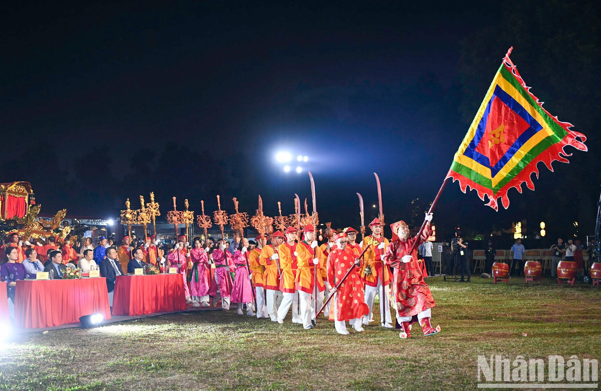 Un ritual para expresar gratitud a los fundadores de las aldeas artesanales tradicionales vietnamitas. Un ritual para expresar gratitud a los fundadores de las aldeas artesanales tradicionales vietnamitas.