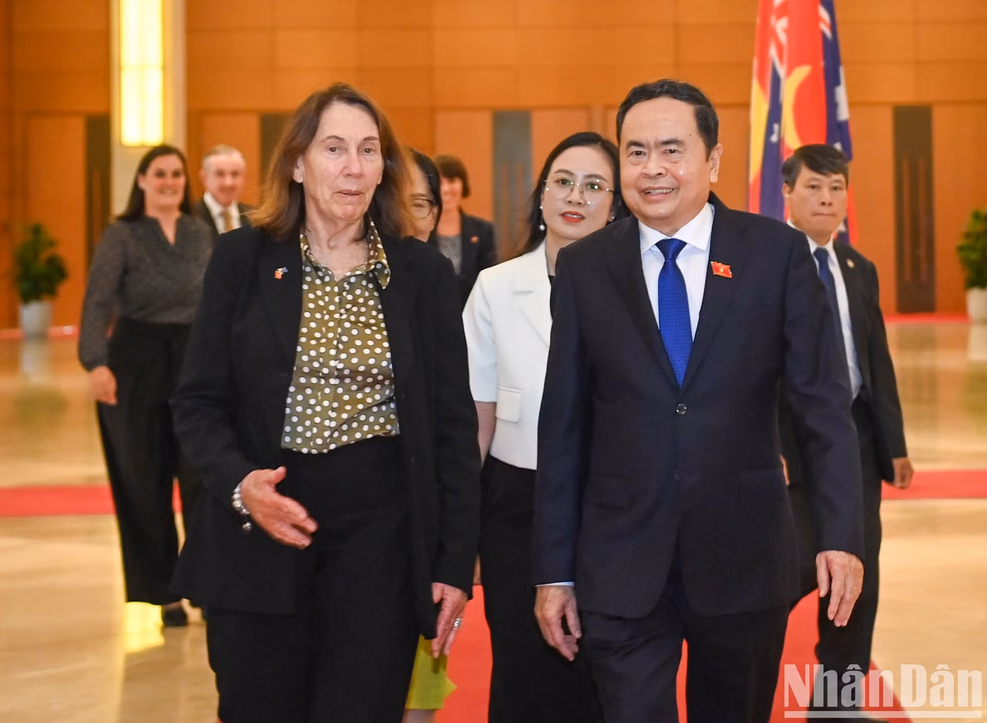 Thanh Man conversa con la visitante australiana.