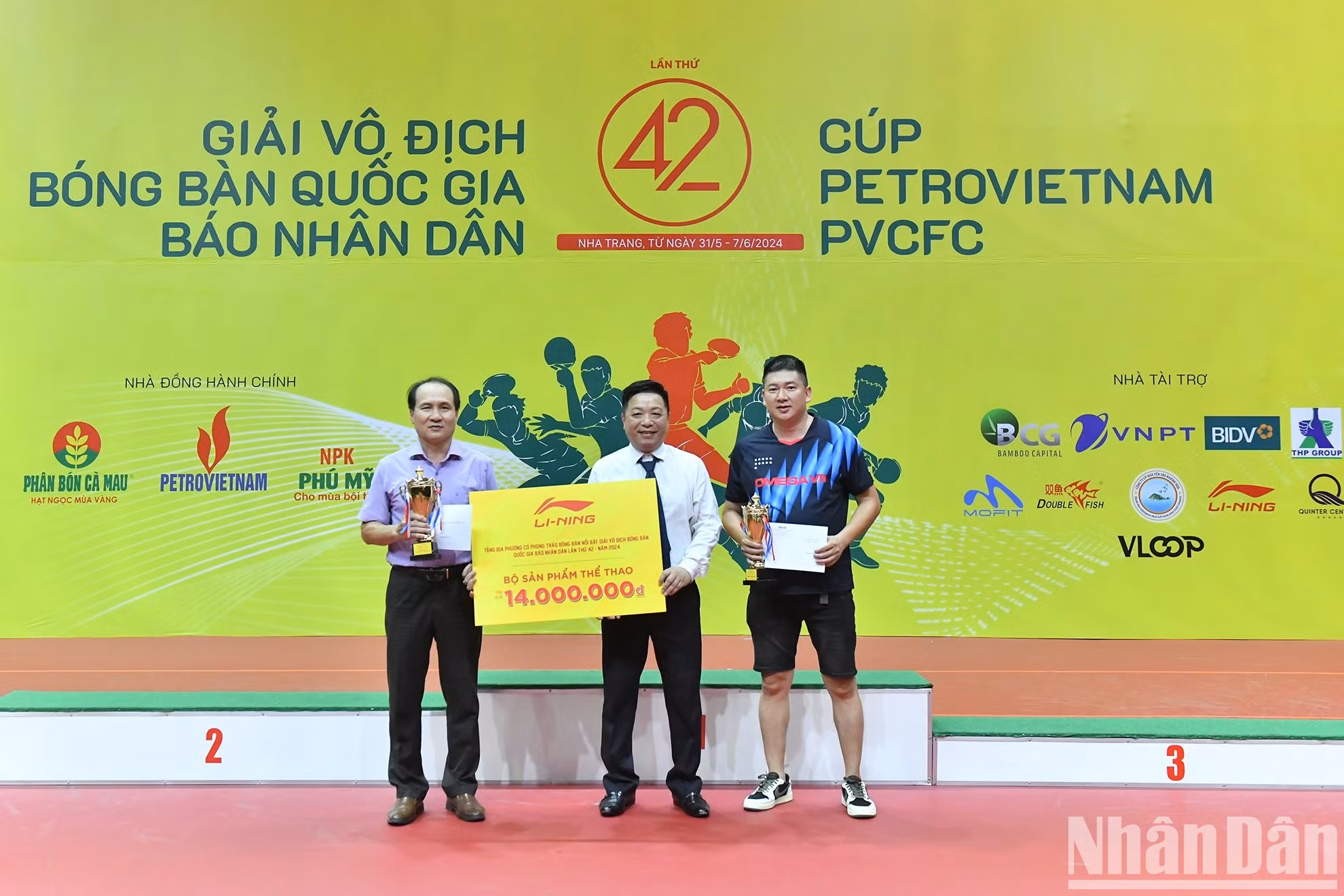Entregan obsequios a localidades con destacados movimientos de tenis de mesa en la edición 42 del Campeonato Nacional de Tenis de Mesa del periódico Nhan Dan en 2024.