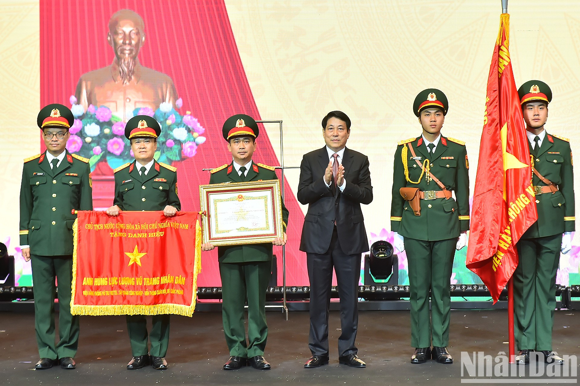 En la ceremonia. En la ceremonia.