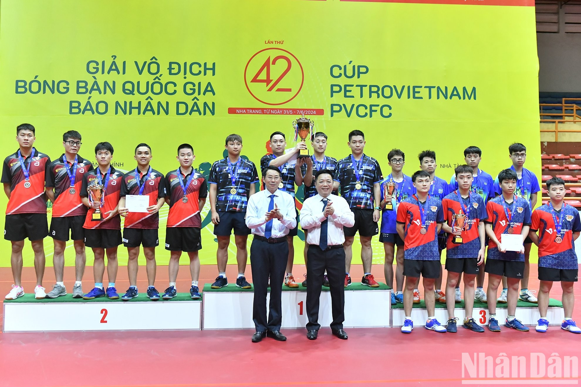 Que Dinh Nguyen y Dinh Van Thieu, vicepresidente del Comité Popular de Khanh Hoa, entregan medallas y trofeos a los ganadores en la categoría de equipo masculino. Que Dinh Nguyen y Dinh Van Thieu, vicepresidente del Comité Popular de Khanh Hoa, entregan medallas y trofeos a los ganadores en la categoría de equipo masculino.