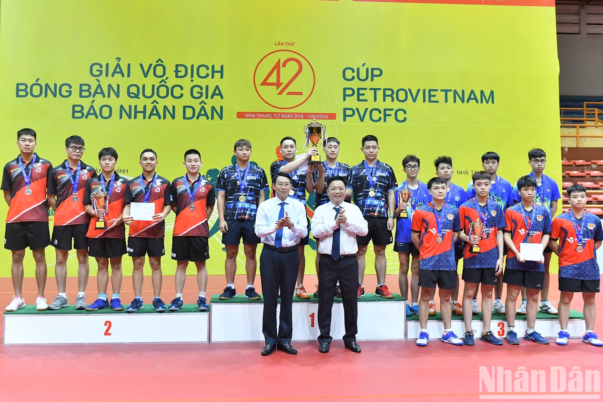Que Dinh Nguyen y Dinh Van Thieu, vicepresidente del Comité Popular de Khanh Hoa, entregan medallas y trofeos a los ganadores en la categoría de equipo masculino.