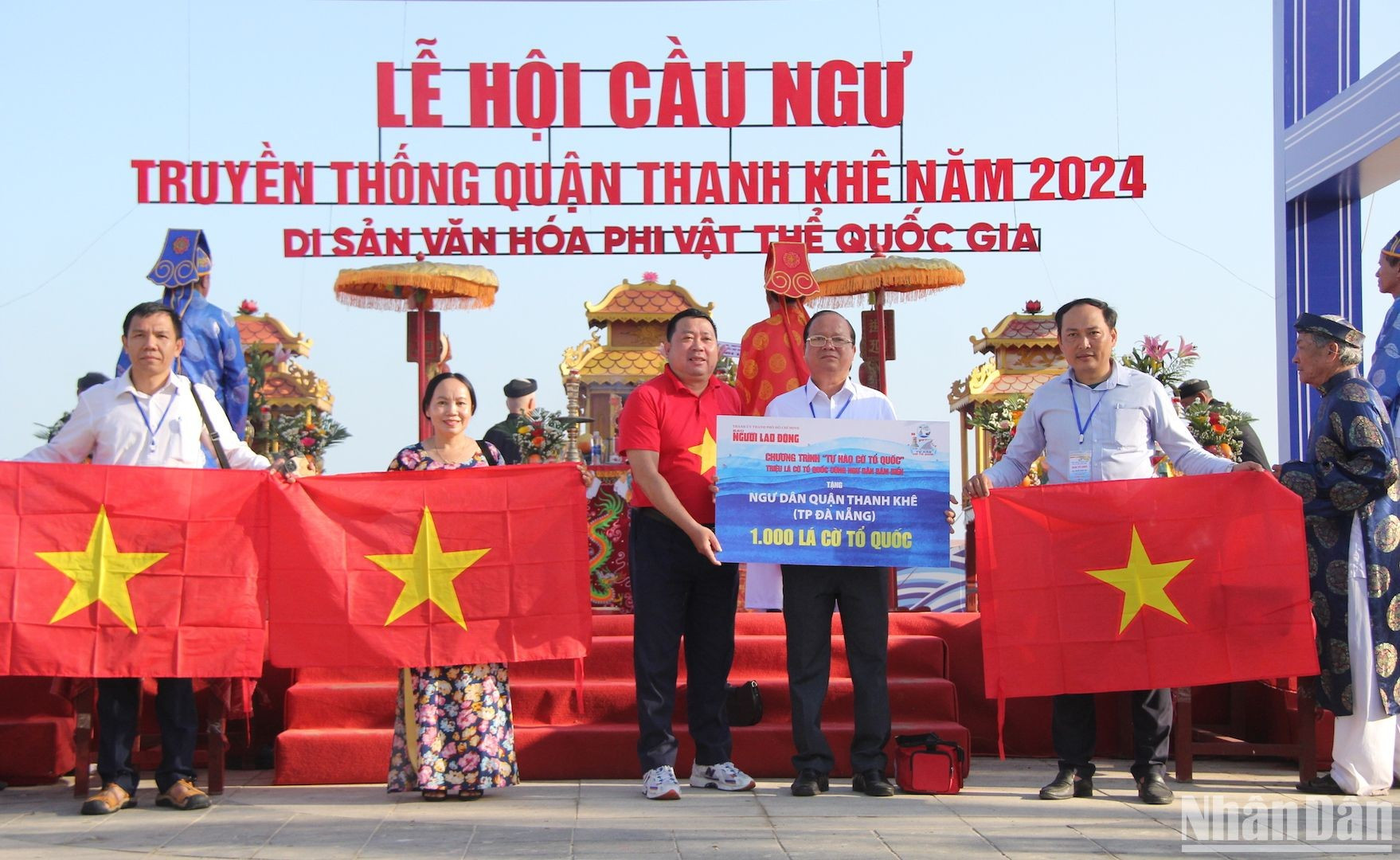 En la ocasión, el periódico Nguoi Lao Dong (Trabajadores), en respuesta al programa “Orgulloso de la bandera nacional”, entrega a los pescadores del distrito de Thanh Khe mil banderas nacionales y medicamentos. En la ocasión, el periódico Nguoi Lao Dong (Trabajadores), en respuesta al programa “Orgulloso de la bandera nacional”, entrega a los pescadores del distrito de Thanh Khe mil banderas nacionales y medicamentos.