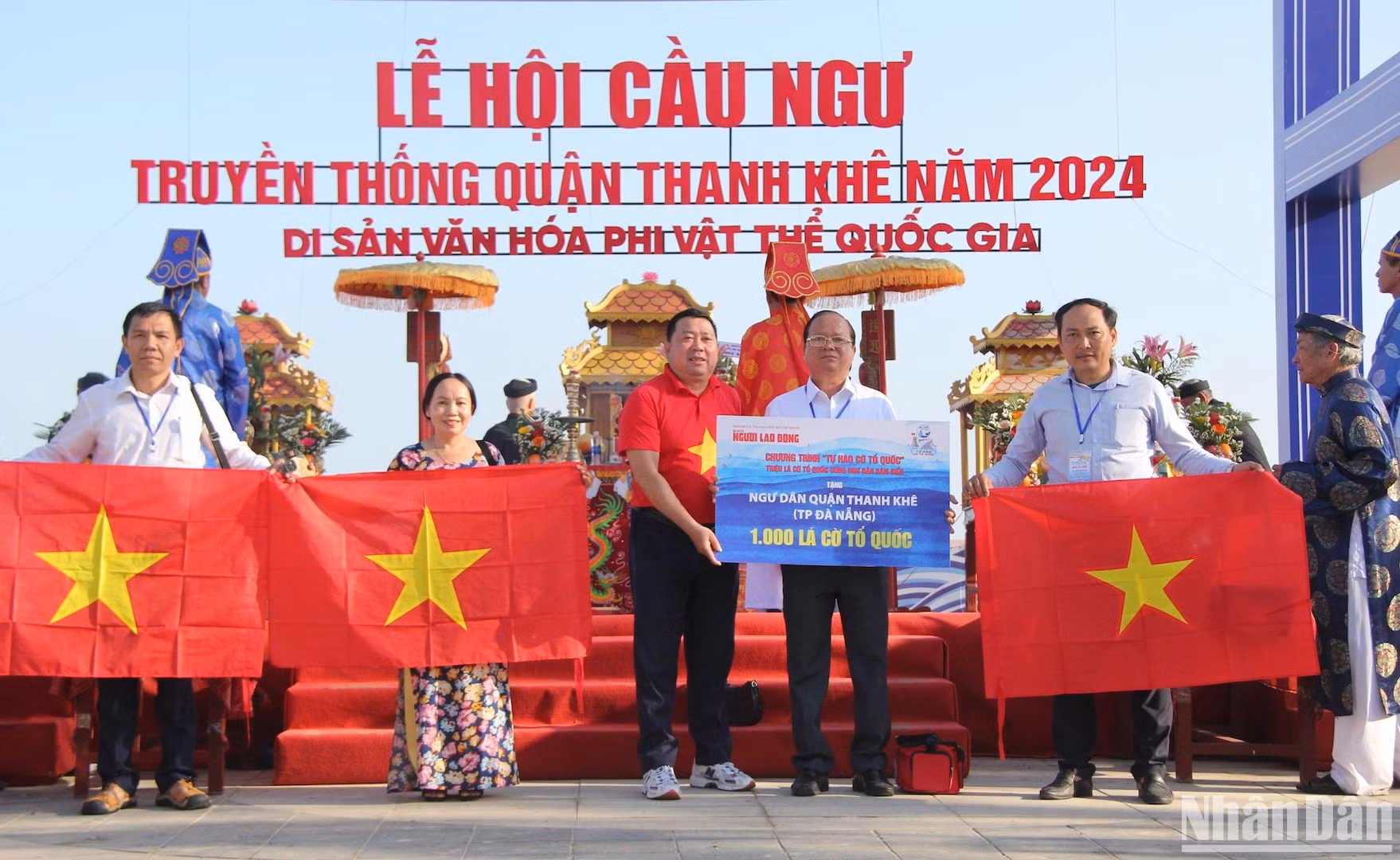En la ocasión, el periódico Nguoi Lao Dong (Trabajadores), en respuesta al programa “Orgulloso de la bandera nacional”, entrega a los pescadores del distrito de Thanh Khe mil banderas nacionales y medicamentos. En la ocasión, el periódico Nguoi Lao Dong (Trabajadores), en respuesta al programa “Orgulloso de la bandera nacional”, entrega a los pescadores del distrito de Thanh Khe mil banderas nacionales y medicamentos.