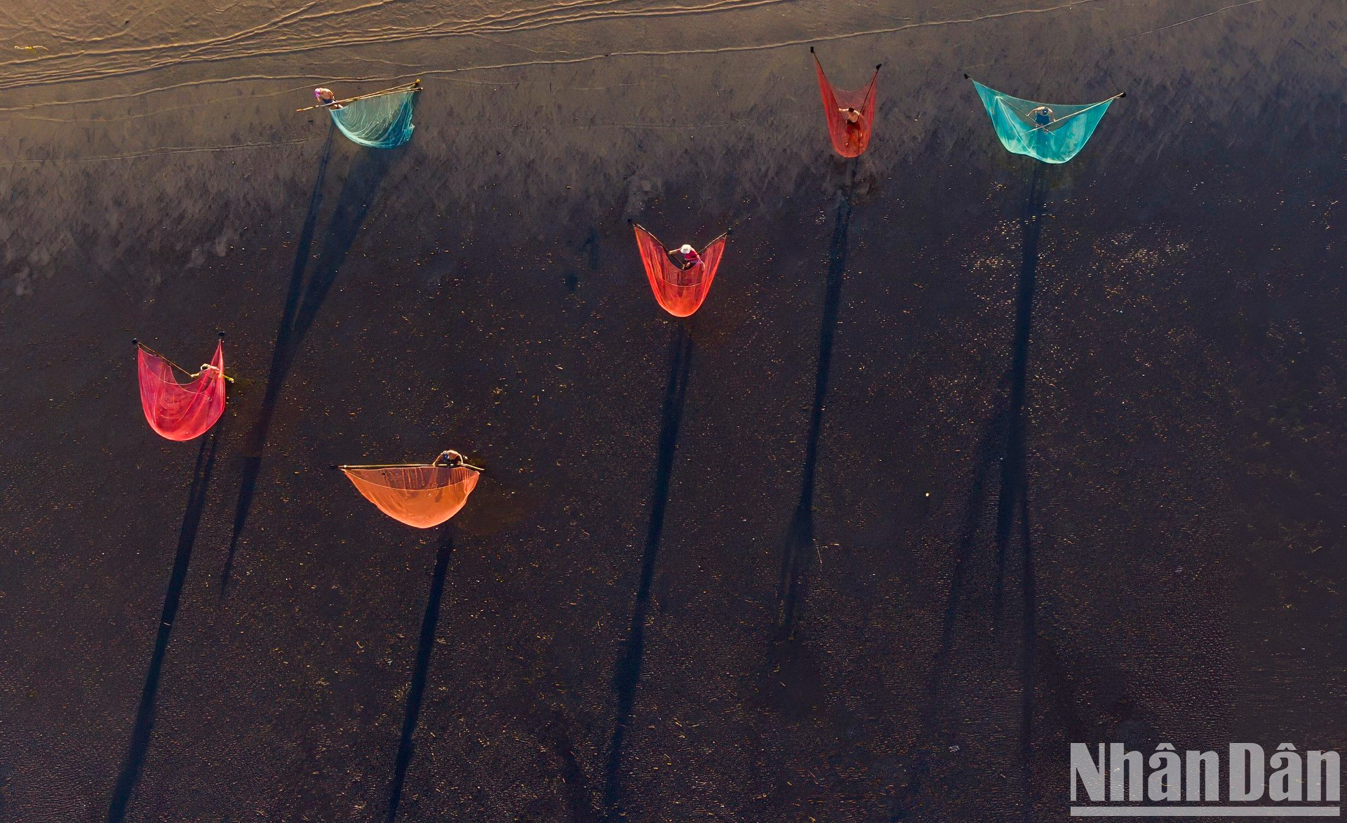 Los pescadores del distrito de Go Cong, provincia de Tien Giang, se ganan la vida con la acuicultura en el mar.