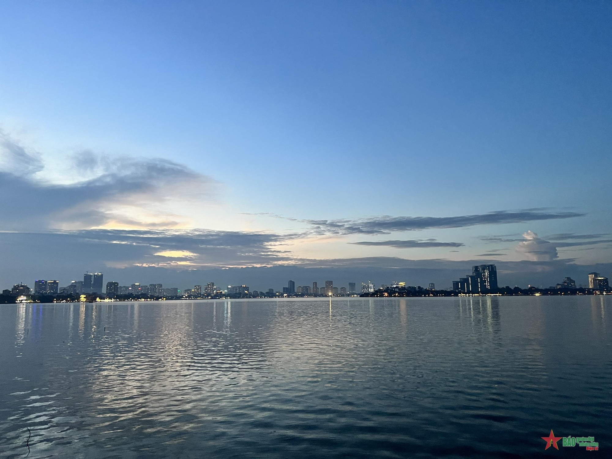 La belleza del ocaso y el amplio espacio del lago Oeste crean una imagen espectacular. La belleza del ocaso y el amplio espacio del lago Oeste crean una imagen espectacular.