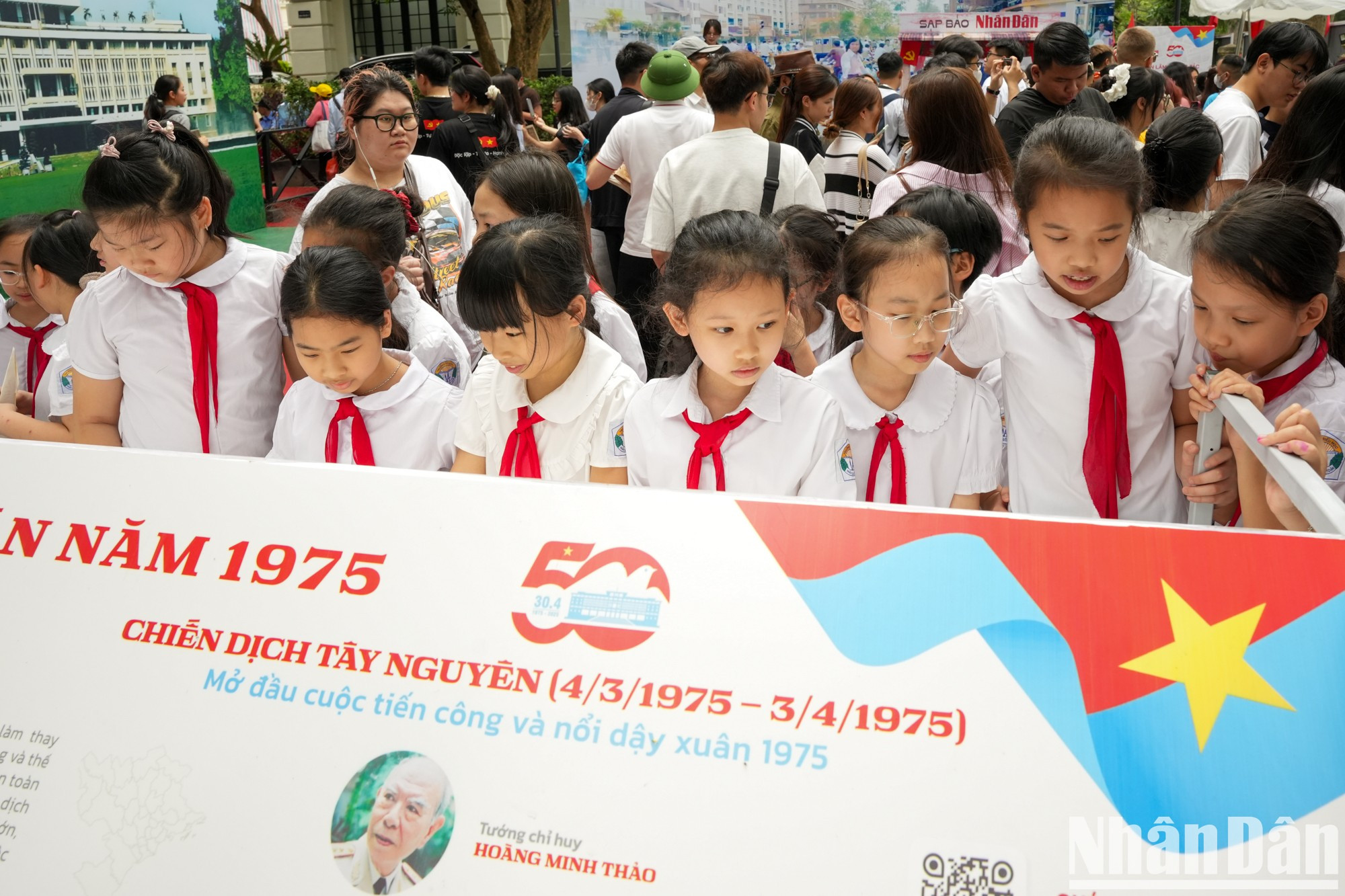 Los alumnos aprenden sobre las batallas históricas de la Ofensiva General y el Levantamiento de Primavera de 1975, que comenzó con la campaña de las Tierras Altas Centrales (Tay Nguyen) y culminó con la Campaña de Ho Chi Minh.