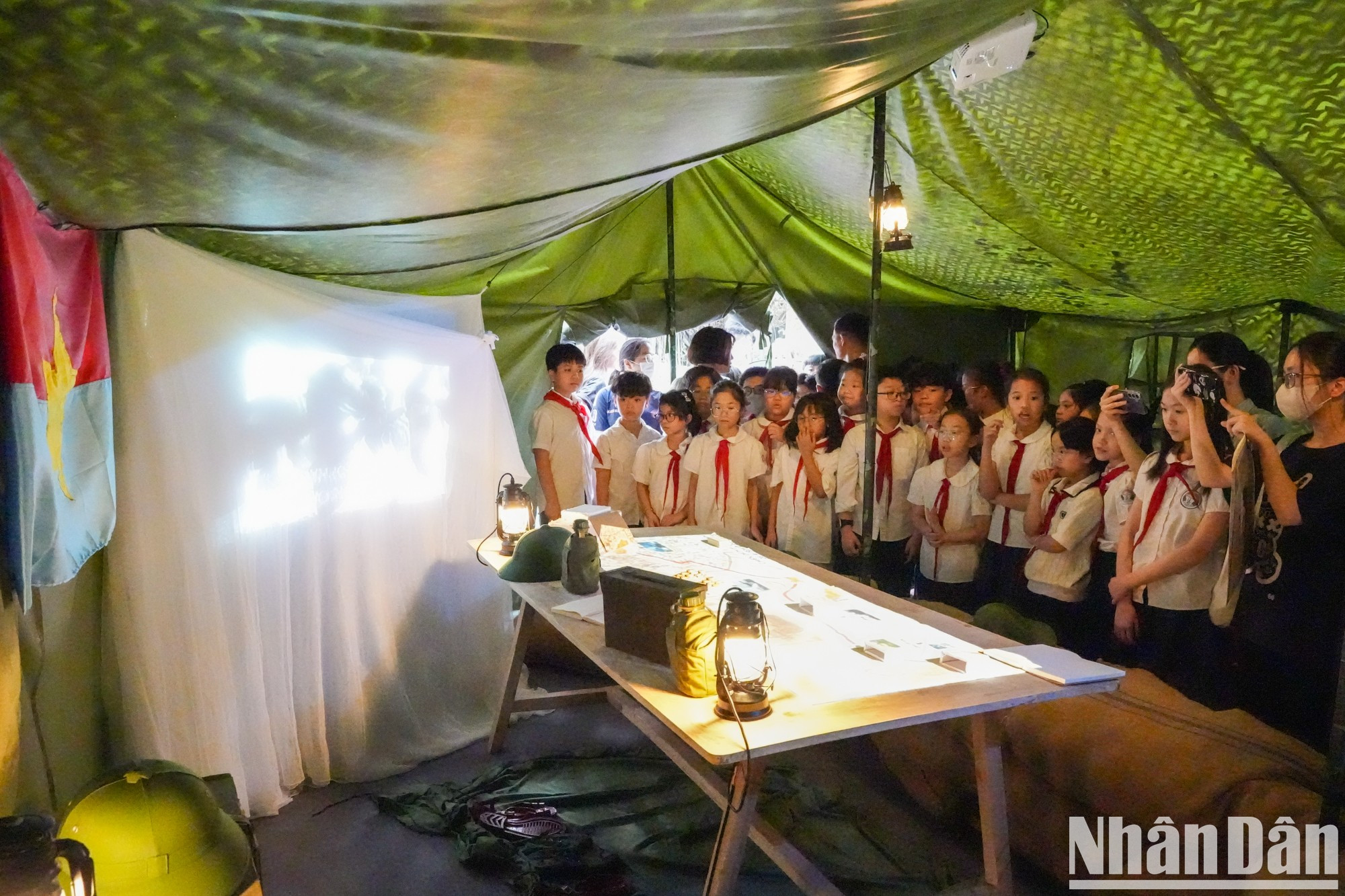 Los alumnos visionan una presentación en 3D sobre importantes batallas del ejército vietnamita.