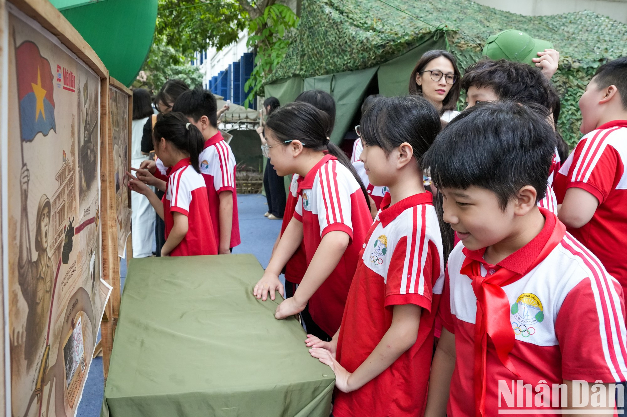 Esta actividad ayuda a los alumnos a interesarse más por la historia.