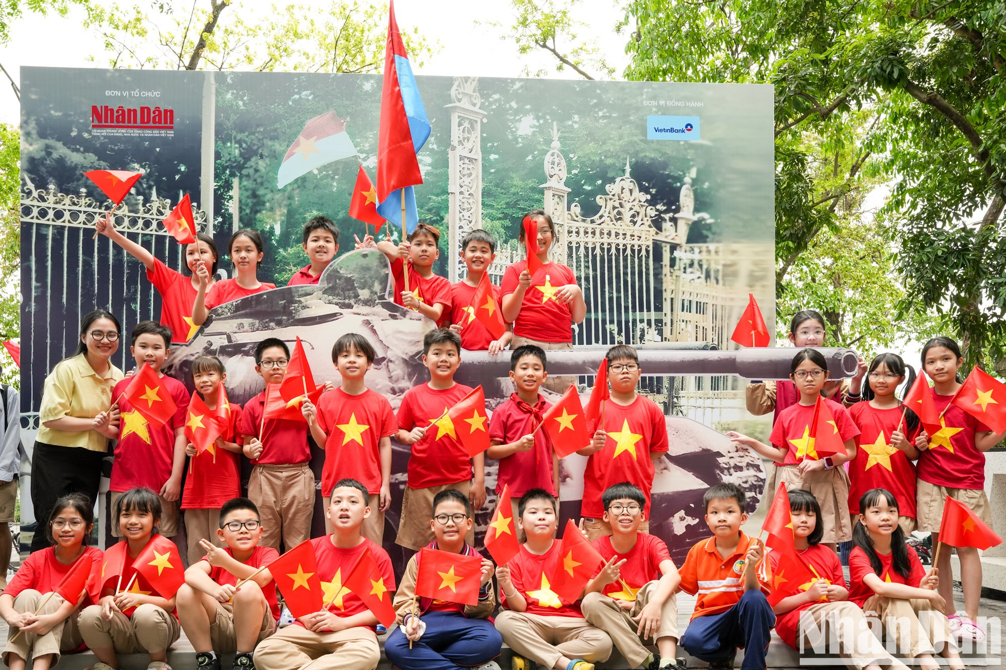 Se toman fotos con una réplica del tanque número 390 que atravesó la puerta del Palacio de la Independencia.