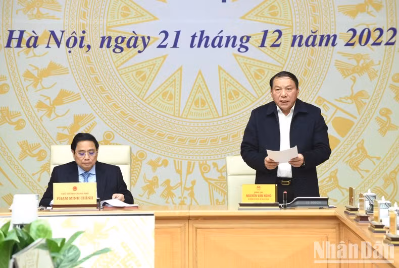 El ministro de Cultura, Deportes y Turismo, Nguyen Van Hung, declara la situación de atraer turistas internacionales de Vietnam.