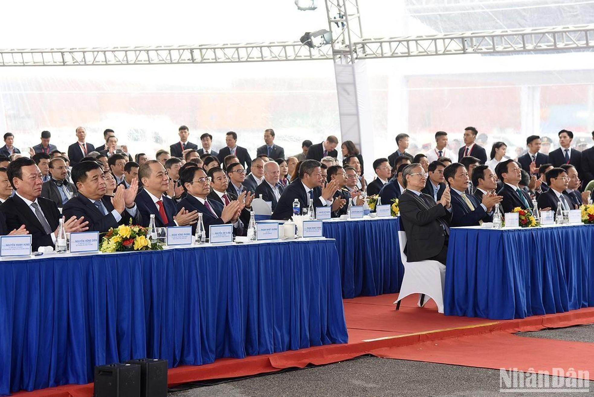 El primer ministro Pham Minh Chinh y los delegados asistentes al evento.