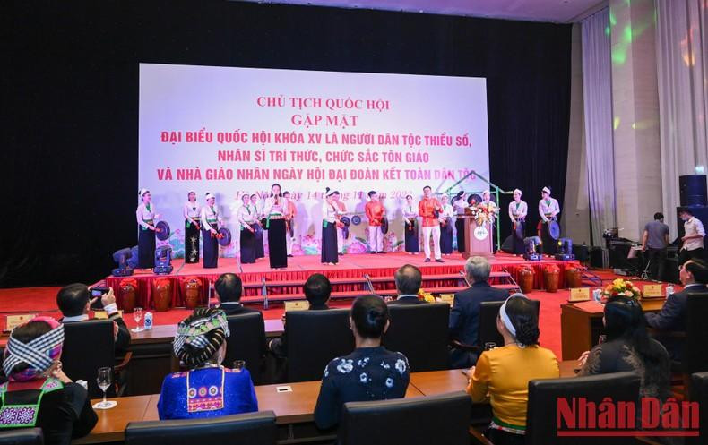 Una actuación artística en el encuentro. Una actuación artística en el encuentro.