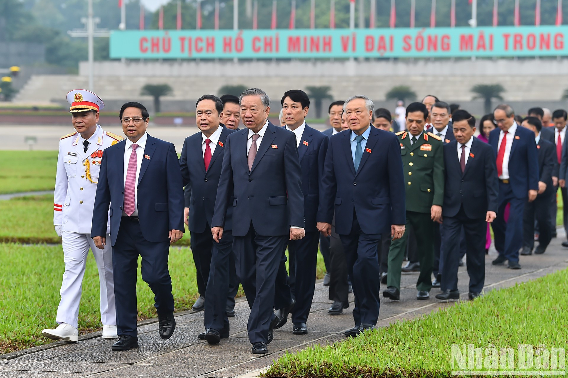 Los dirigentes intercambian al margen en el camino de regreso a la Asamblea Nacional para asistir a la sesión preparatoria después de la visita al Mausoleo del Presidente Ho Chi Minh. Los dirigentes intercambian al margen en el camino de regreso a la Asamblea Nacional para asistir a la sesión preparatoria después de la visita al Mausoleo del Presidente Ho Chi Minh.