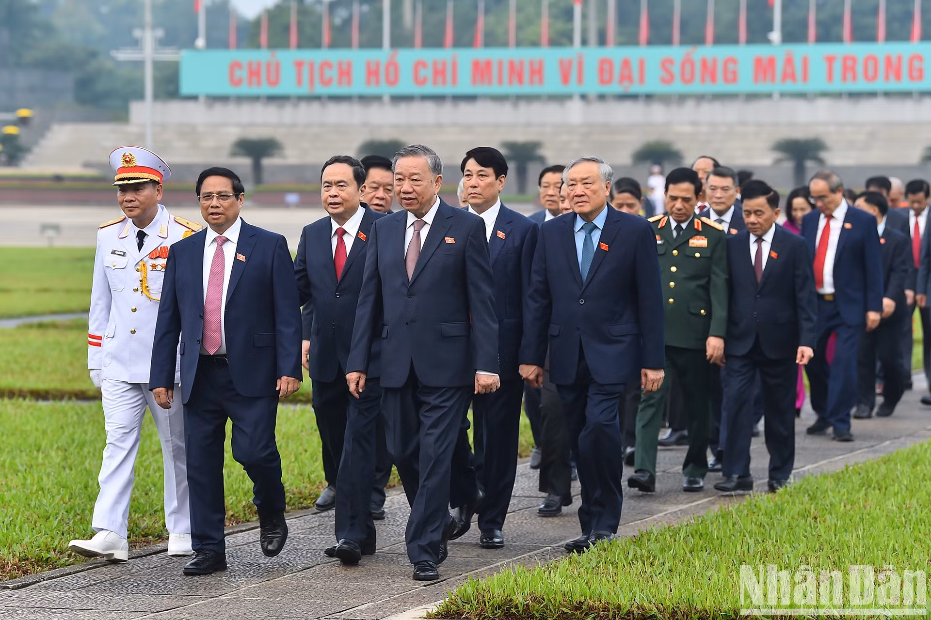 Los dirigentes intercambian al margen en el camino de regreso a la Asamblea Nacional para asistir a la sesión preparatoria después de la visita al Mausoleo del Presidente Ho Chi Minh.