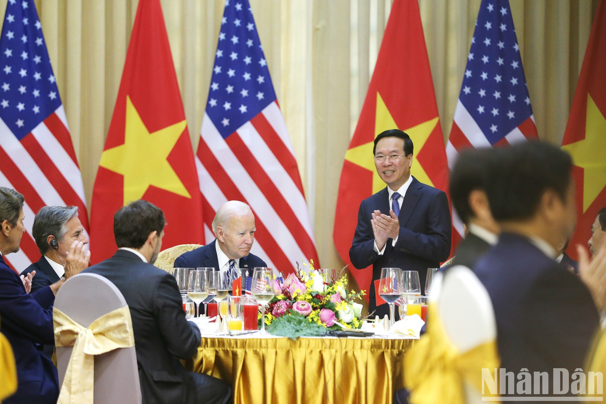 Después de la reunión, Van Thuong ofrece un banquete en honor al presidente Joe Biden. Después de la reunión, Van Thuong ofrece un banquete en honor al presidente Joe Biden.