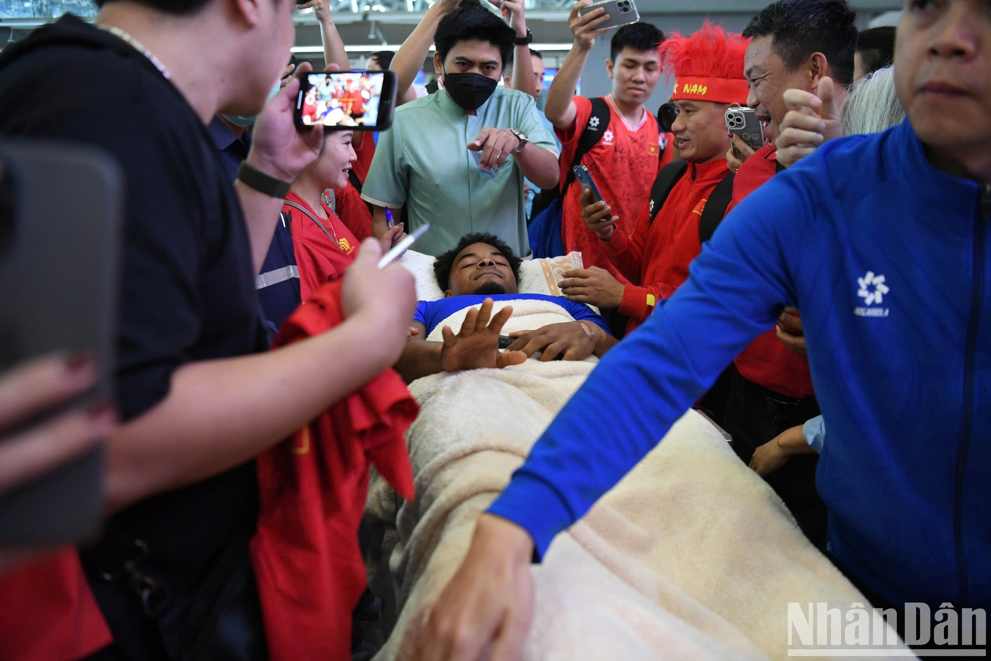 El delantero Xuan Son llega al aeropuerto en una camilla. El delantero Xuan Son llega al aeropuerto en una camilla.