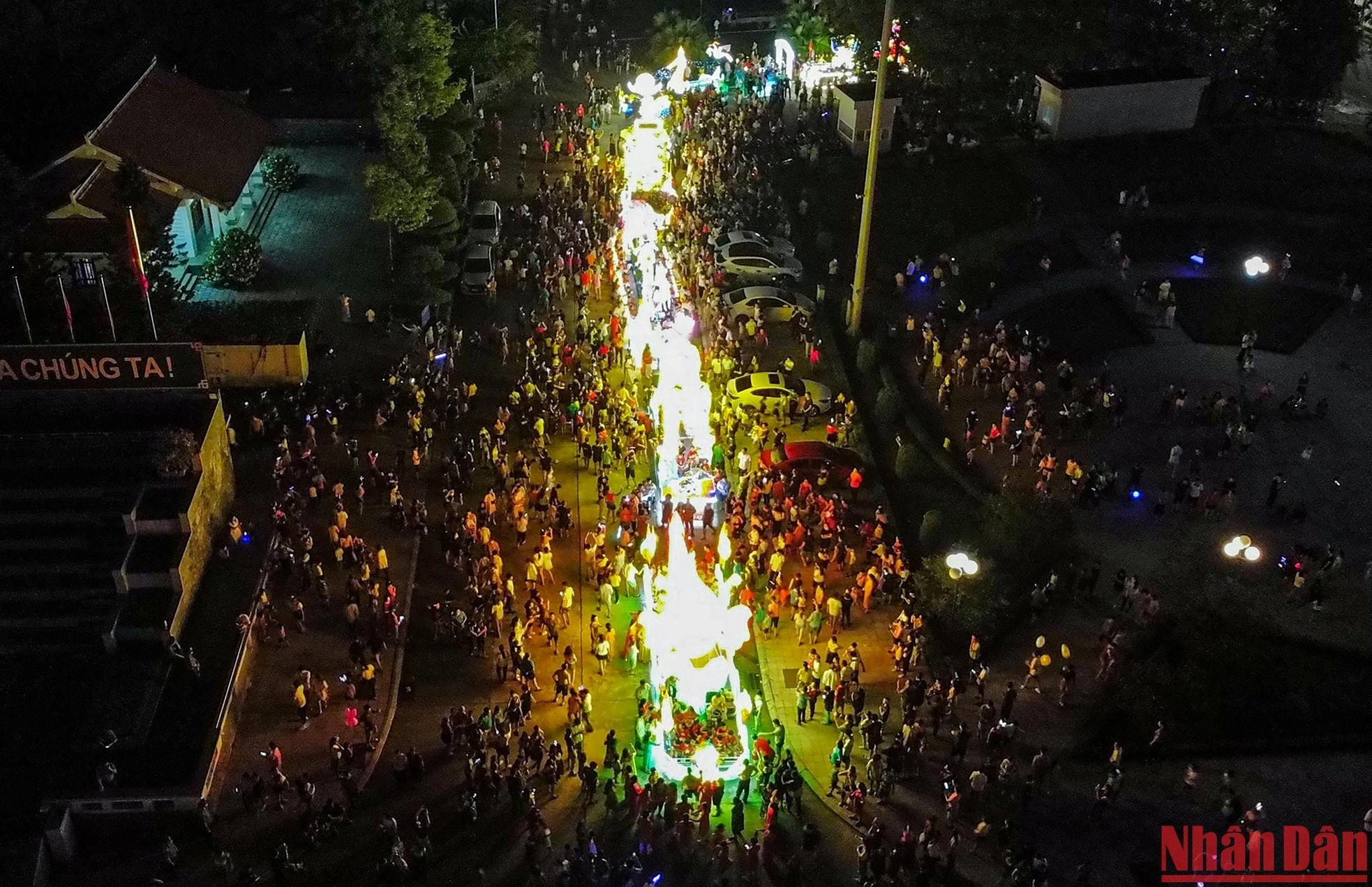 Cientos de modelos de farolillos brillan las calles como Binh Thuan, 17 de agosto, Quang Trung, Tan Trao y Phan Thiet.