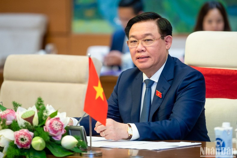 Dinh Hue interviene en el evento.