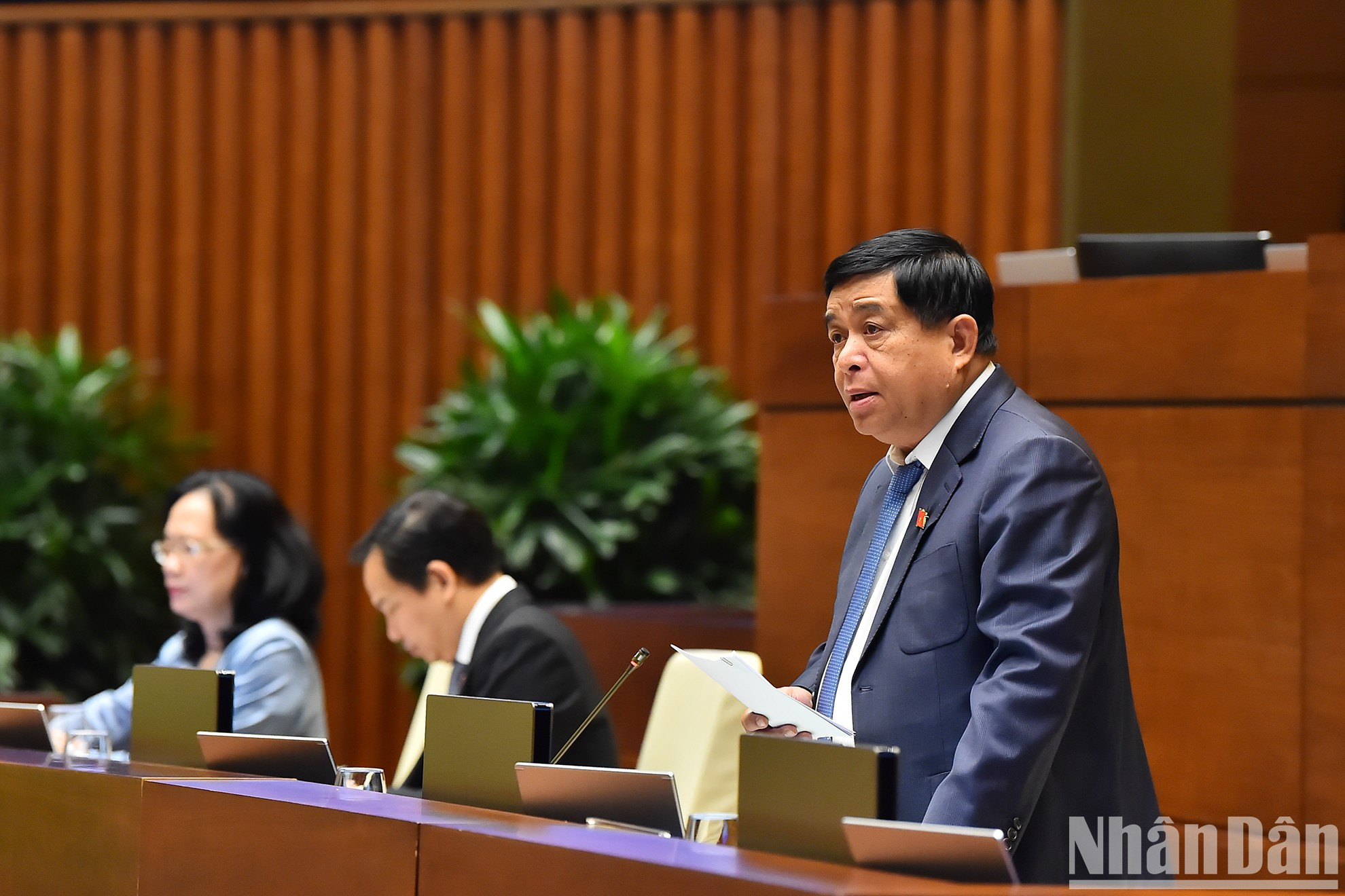 El ministro de Planificación e Inversión, Nguyen Chi Dung, responde a los diputados. El ministro de Planificación e Inversión, Nguyen Chi Dung, responde a los diputados.