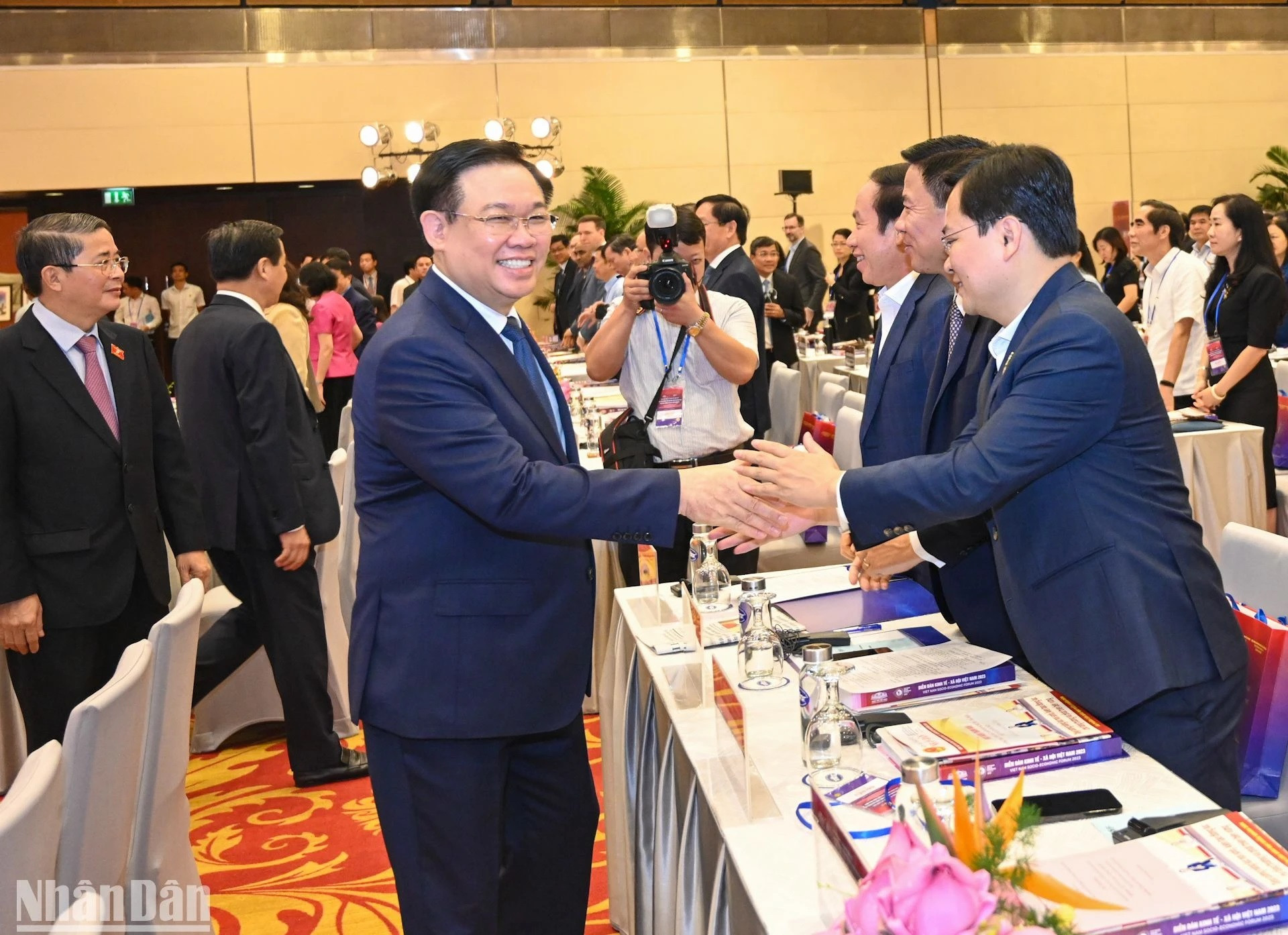 El presidente de la Asamblea Nacional de Vietnam, Vuong Dinh Hue, preside el evento. El presidente de la Asamblea Nacional de Vietnam, Vuong Dinh Hue, preside el evento.